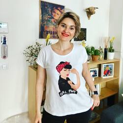 Poder femenino y princesa Leia ⚡️⚡️

¿Con cuál de estas camisetas icónicas de Animosa te quedas?

Son de algodón piqué con forma evasé, a las que tenemos la cadera ancha este patrón acampanado nos viene genial.
Es un poco larguita, pero también puedes llevarla por dentro.

#verdedoncellaropa #animosa #pequeñocomercio #modafeminista #camisetafeminista #princesaleia #poderfemenino #empoderamiento #feminismo #ilustracion #RosieTeRiveter #camisetafriki #camisetastartwars